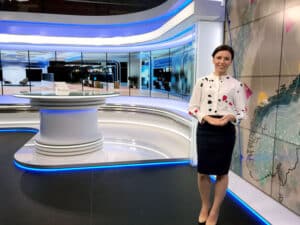 Liisa Rintaniemi kuvattuna studiolla. Liisa on toiminut meteorologina todella pitkään.