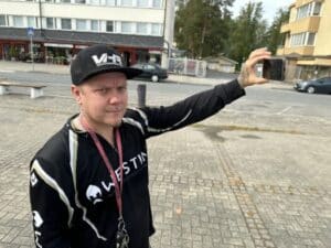 Pottukoira kuvaamassa itseään torilla