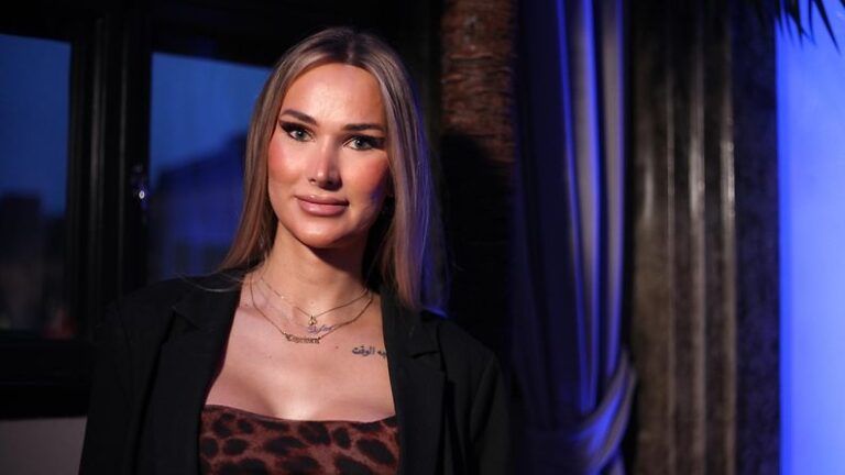 Sofia Tuomola hymyilee