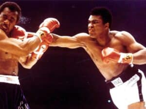 muhammad ali lyö oikean suoran jim frazierin poskeen.