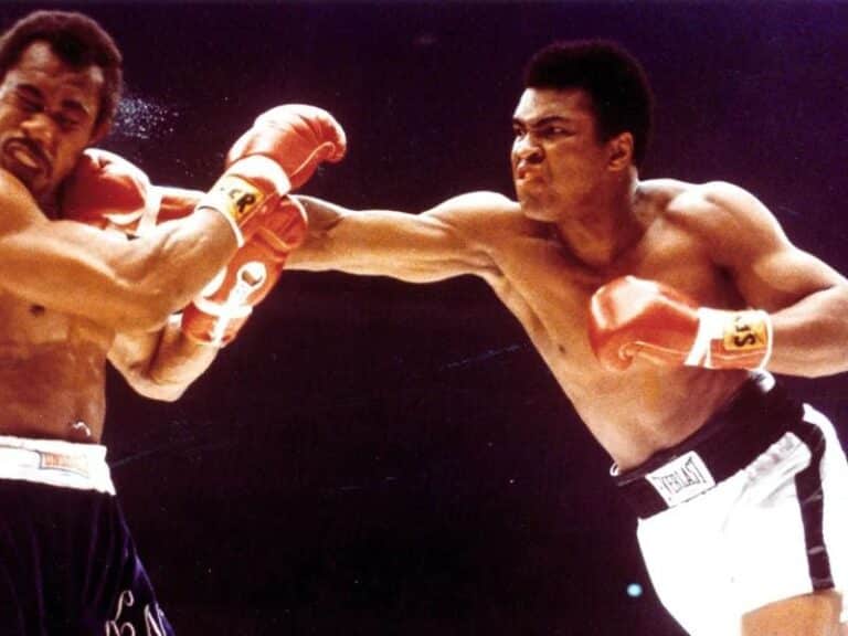 muhammad ali lyö oikean suoran jim frazierin poskeen.