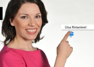 Liisa Rintaniemi osoittaa sormella