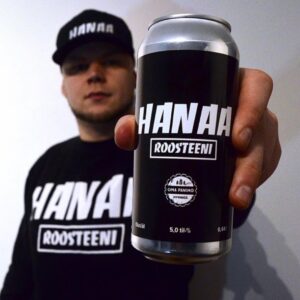 Roosteeni esittelee Hanaa merkkistä olutta.