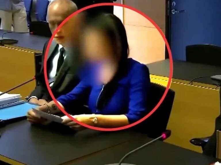 Amanda Kauste oikeussalissa naama blurrattuna