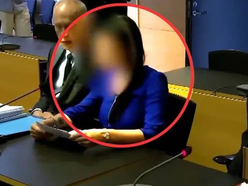 Amanda Kauste oikeussalissa naama blurrattuna